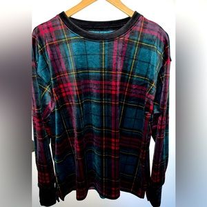 So soft Cuddl Duds shirt. Perfect for lounging. Polyester and spandex